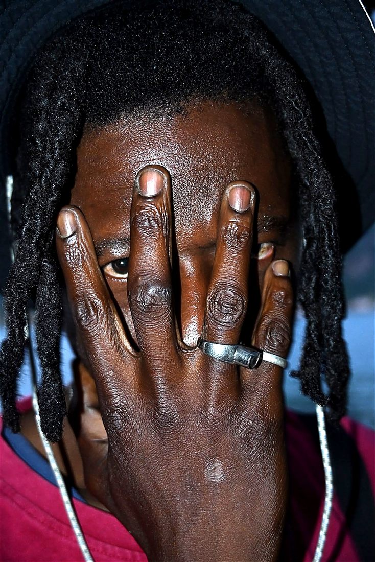 Faya Black, main devant le visage